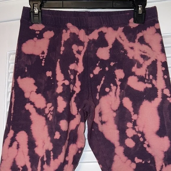 Bleach Dye Capri Leggings - Picture 2 of 9